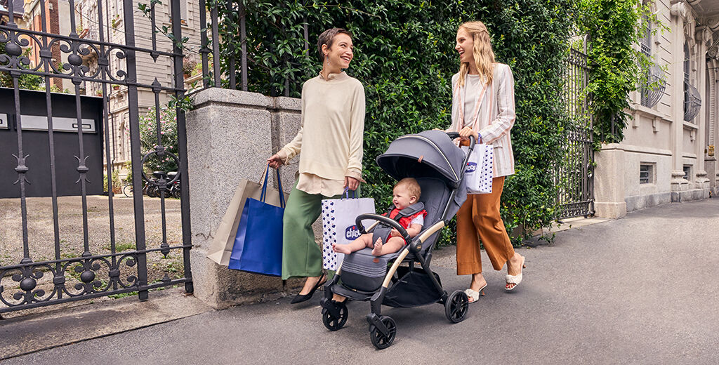 https://www.chicco.it/dw/image/v2/BJJJ_PRD/on/demandware.static/-/Sites-Chicco-Italy-Library/it_IT/dw7ca174ff/site/06-Pagina di Categoria/HG/In Auto e A Passeggio/Hero Image Video Banner/087040_727_230822_00 (3) - 1024x520.jpg